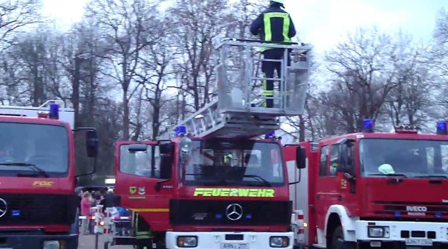 Arnstadt , Osterfeuer Feuerwehr Leiterwagen